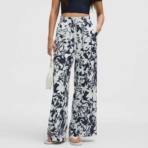 Lululemon Swift Wide-Leg Mid-Rise Lightweight Pants Size 4 NWT Vacation Ready !